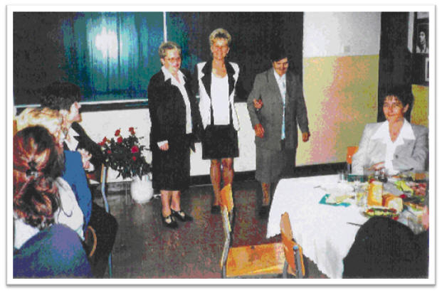 Fot.l8. H. Głebicka i J. Kamola -poprzednie dyrektorki szkoły, w środku B. Miszkurka- obecna dyrektorka  szkoły.